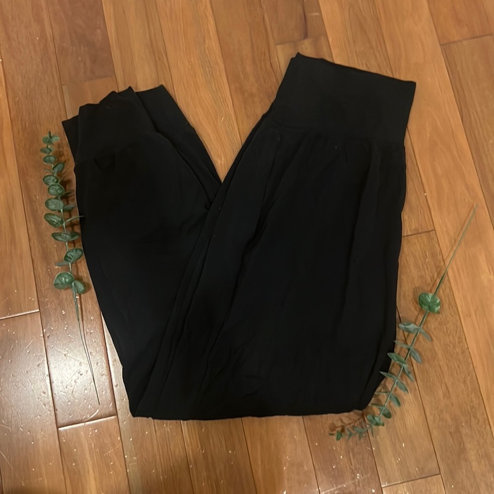 Athleta Black Salutation Joggers SIZE M